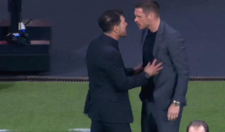 Video: Diego Simeone lays his hands on Dortmund director Kehl